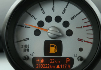 Подержанный автомобиль MINI Hatch 2011 года (17 фото)