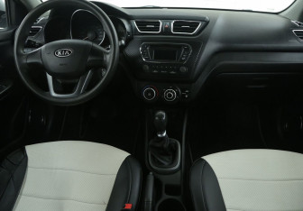 Подержанный автомобиль Kia Rio Sedan 2012 года (12 фото)