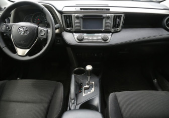 Подержанный автомобиль Toyota RAV4 2013 года (12 фото)