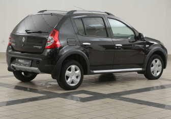 Подержанный автомобиль Renault Sandero 2011 года (4 фото)