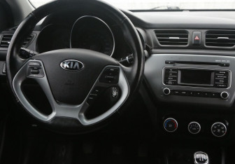 Подержанный автомобиль Kia Rio Sedan 2016 года (14 фото)