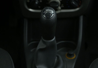 Подержанный автомобиль Renault Sandero 2010 года (15 фото)