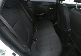 Подержанный автомобиль Kia Rio Sedan 2016 года (11 фото)