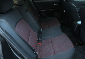 Подержанный автомобиль Mazda 3 Sedan 2006 года (11 фото)