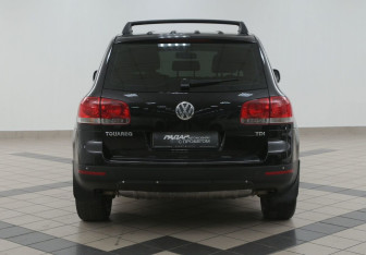Подержанный автомобиль Volkswagen Touareg 2005 года (2 фото)