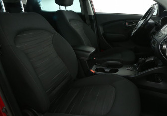 Подержанный автомобиль Hyundai ix35 2014 года (10 фото)