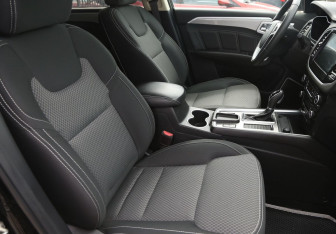 Подержанный автомобиль Geely Emgrand X7 2019 года (10 фото)