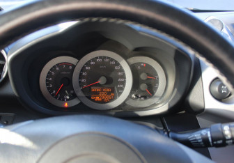 Подержанный автомобиль Toyota RAV4 2007 года (12 фото)