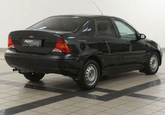 Подержанный автомобиль Ford Focus Sedan 2003 года (4 фото)
