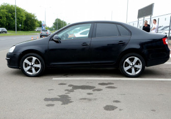 Подержанный автомобиль Volkswagen Jetta Sedan 2008 года (8 фото)