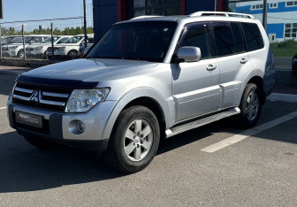 Подержанный автомобиль Mitsubishi Pajero 2008 года (9 фото)