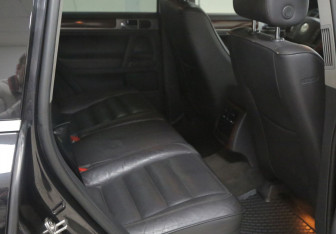 Подержанный автомобиль Volkswagen Touareg 2005 года (5 фото)