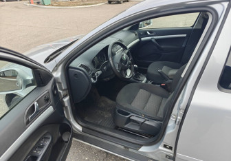 Подержанный автомобиль Skoda Octavia Liftback 2009 года (13 фото)