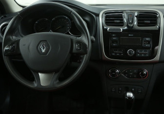 Подержанный автомобиль Renault Sandero 2018 года (16 фото)