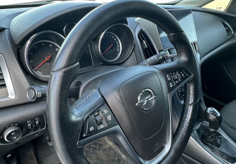 Подержанный автомобиль Opel Astra Hatchback 2012 года (13 фото)