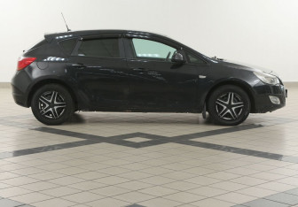 Подержанный автомобиль Opel Astra Hatchback 2011 года (5 фото)