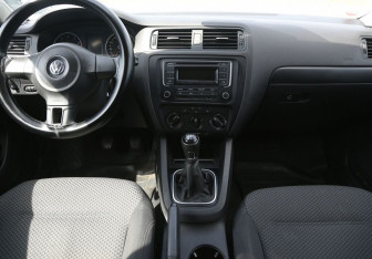 Подержанный автомобиль Volkswagen Jetta Sedan 2014 года (12 фото)