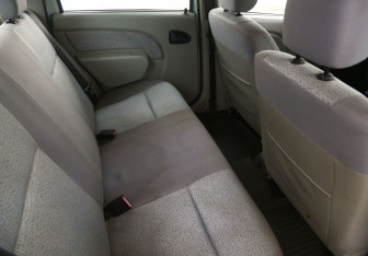 Подержанный автомобиль Renault Logan Sedan 2006 года (8 фото)