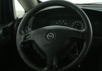 Подержанный автомобиль Opel Zafira Compactvan 2004 года (16 фото)