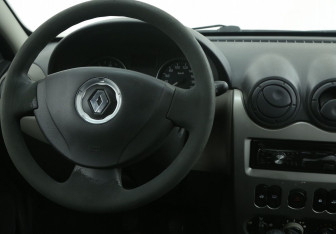 Подержанный автомобиль Renault Sandero 2010 года (14 фото)