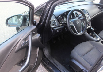 Подержанный автомобиль Opel Astra Hatchback 2012 года (11 фото)