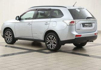 Подержанный автомобиль Mitsubishi Outlander 2012 года (2 фото)