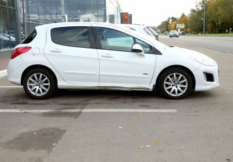 Подержанный автомобиль Peugeot 308 Hatchback 2011 года (7 фото)