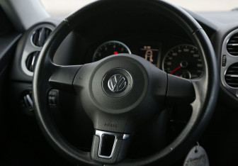 Подержанный автомобиль Volkswagen Tiguan 2012 года (17 фото)