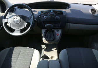 Подержанный автомобиль Renault Scenic 2006 года (12 фото)