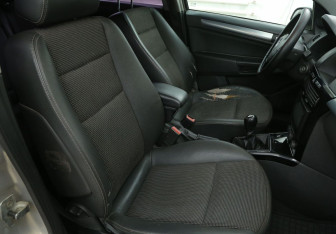 Подержанный автомобиль Opel Astra Sedan 2008 года (10 фото)