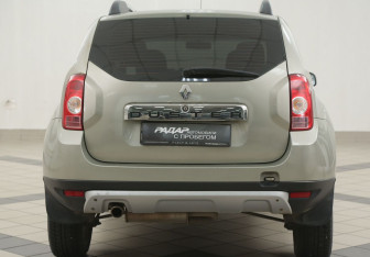 Подержанный автомобиль Renault Duster 2015 года (3 фото)