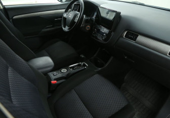Подержанный автомобиль Mitsubishi Outlander 2012 года (9 фото)