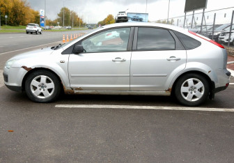 Подержанный автомобиль Ford Focus Hatchback 2006 года (8 фото)