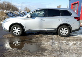 Подержанный автомобиль Mitsubishi Outlander 2018 года (8 фото)