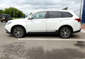 Подержанный автомобиль Mitsubishi Outlander 2018 года (8 фото)
