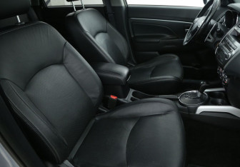 Подержанный автомобиль Mitsubishi ASX 2011 года (10 фото)