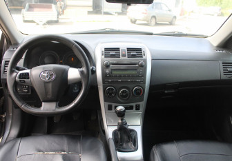 Подержанный автомобиль Toyota Corolla Sedan 2012 года (13 фото)