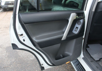 Подержанный автомобиль Toyota Land Cruiser Prado 2011 года (11 фото)