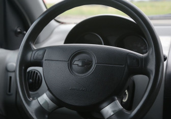 Подержанный автомобиль Chevrolet Aveo Sedan 2004 года (16 фото)