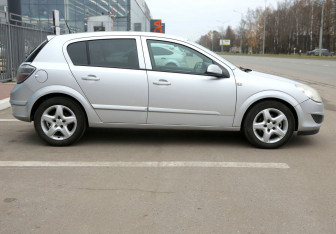 Подержанный автомобиль Opel Astra Hatchback 2007 года (7 фото)