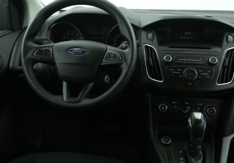 Подержанный автомобиль Ford Focus Hatchback 2017 года (14 фото)