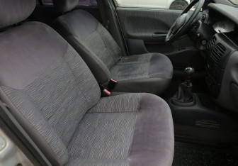 Подержанный автомобиль Renault Megane Sedan 2001 года (10 фото)