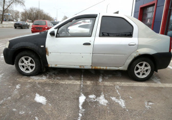 Подержанный автомобиль Renault Logan Sedan 2007 года (8 фото)