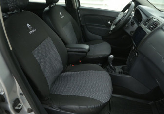 Подержанный автомобиль Renault Sandero 2015 года (10 фото)