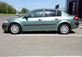 Подержанный автомобиль Renault Megane Sedan 2005 года (8 фото)