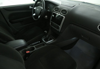 Подержанный автомобиль Ford Focus Sedan 2006 года (9 фото)
