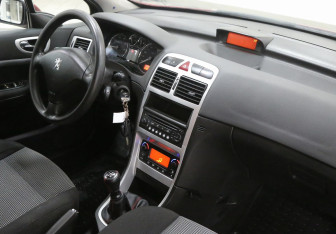 Подержанный автомобиль Peugeot 307 Wagon 2006 года (7 фото)