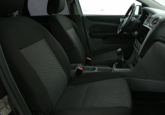Подержанный автомобиль Ford Focus Hatchback 2011 года (10 фото)