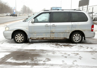 Подержанный автомобиль Kia Carnival 2005 года (8 фото)