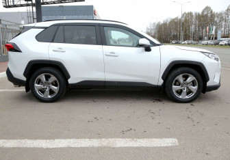 Подержанный автомобиль Toyota RAV4 2020 года (7 фото)